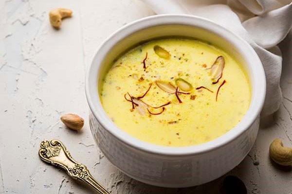 Prøv dessertoppskriften fra boken Hennapiken! Her finner du oppskriften på Rabri, en indisk dessert som er enkel å lage.